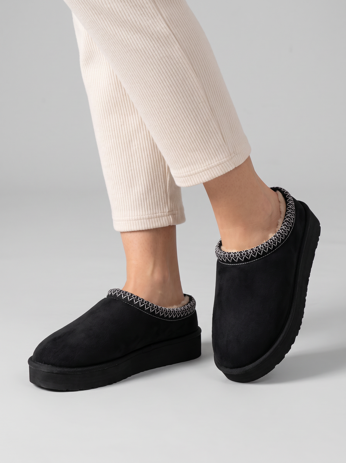 Women's Slippers – Cosy Plush Closed Toe Slip-On Slippers, Indoor & Outdoor – Covert Club product photo 1